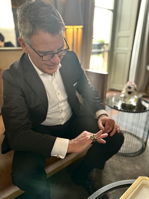 採訪間,Pierre Rainero順手將兩枚Trinity戒指疊戴於小指上,只是當今的他先戴枕形,搭配另一枚經典款,比Jean Cocteau多了一個選擇。