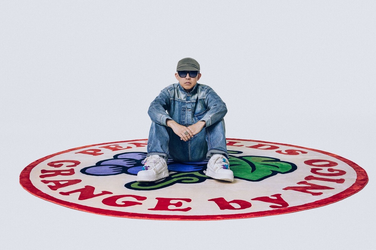 此次 NIGO 也特地為此系列設計了絲綢地毯。
