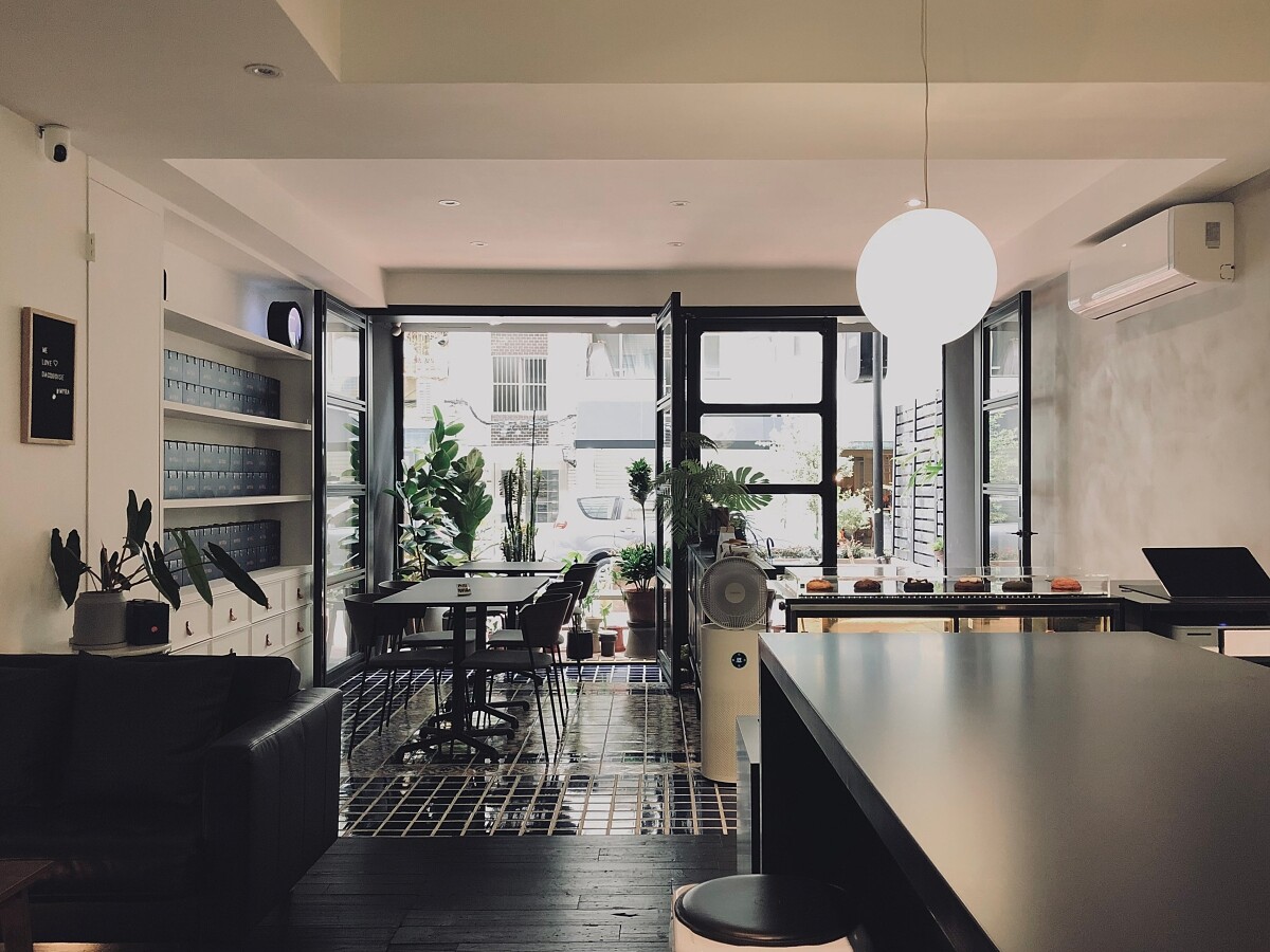 「MYRA」位於台北信義安和捷運站巷弄中。