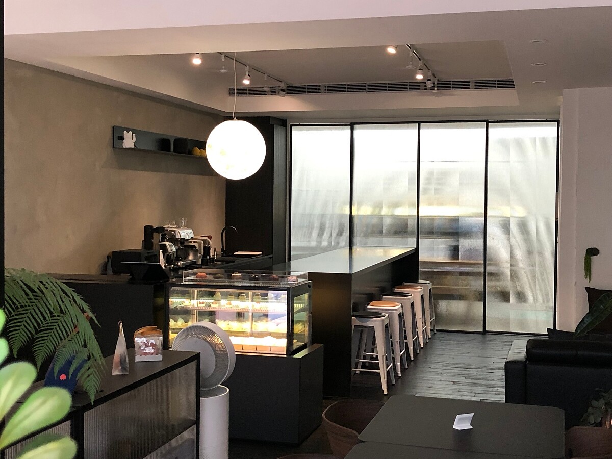 安和店的新址，店舖風格配合品牌視覺，轉換為黑色與白色的俐落路線。