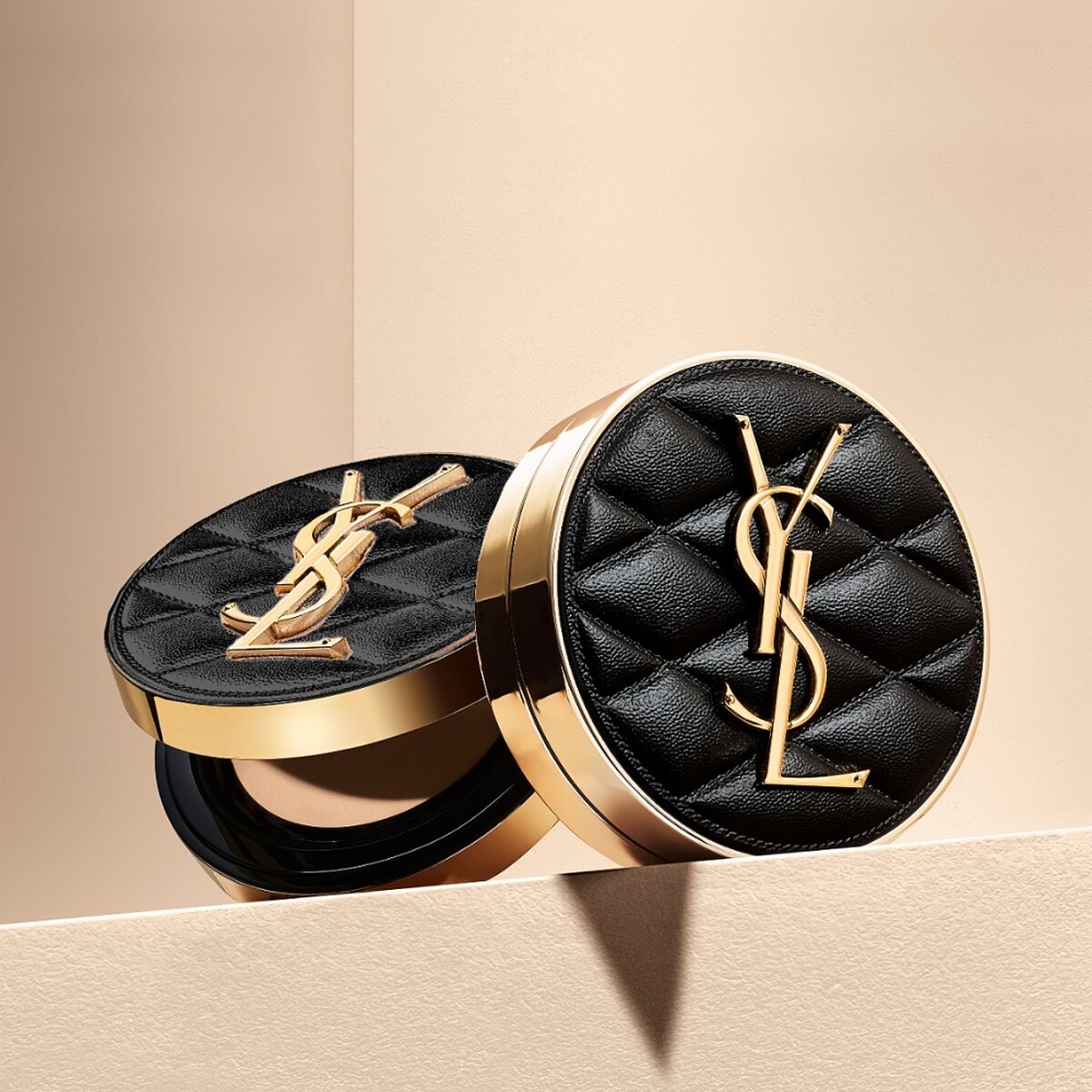 2024 YSL恆久完美霧光氣墊粉餅高訂菱格版情境圖。