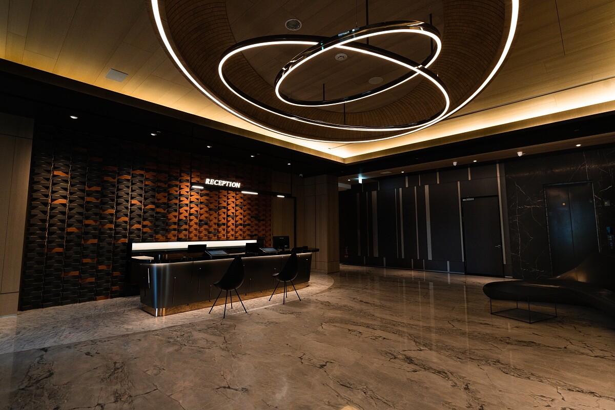 挑高的天花板上的裝飾線條,源自漁夫灑網的拋物線的軌跡。