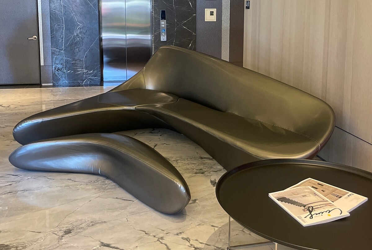 建築女帝 Zaha Hadid 設計的《Moon System》沙發。