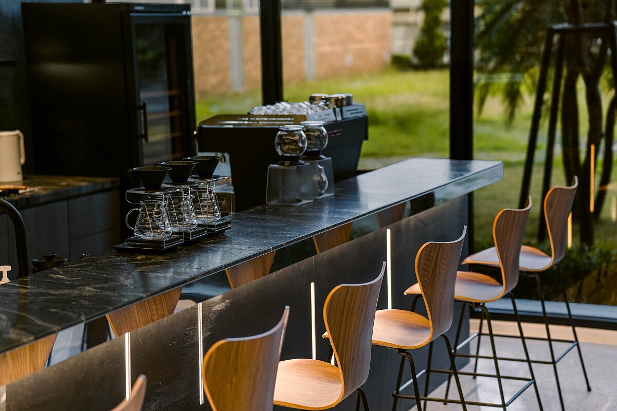 丹麥設計巨匠 Arne Jacobsen 設計的吧檯椅 Series 7。