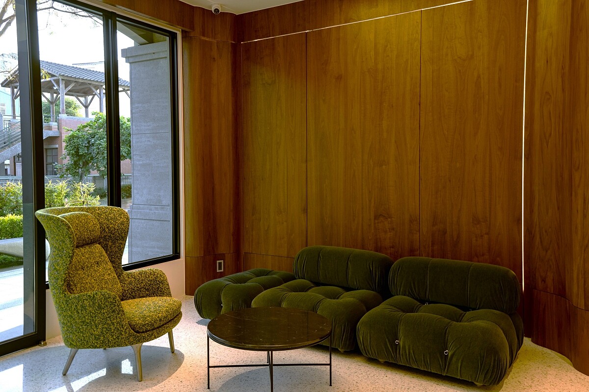 咖啡廳一角有設計師 Jamie Hayon 的主人椅RO,設計師 Mario Bellini 的沙發。