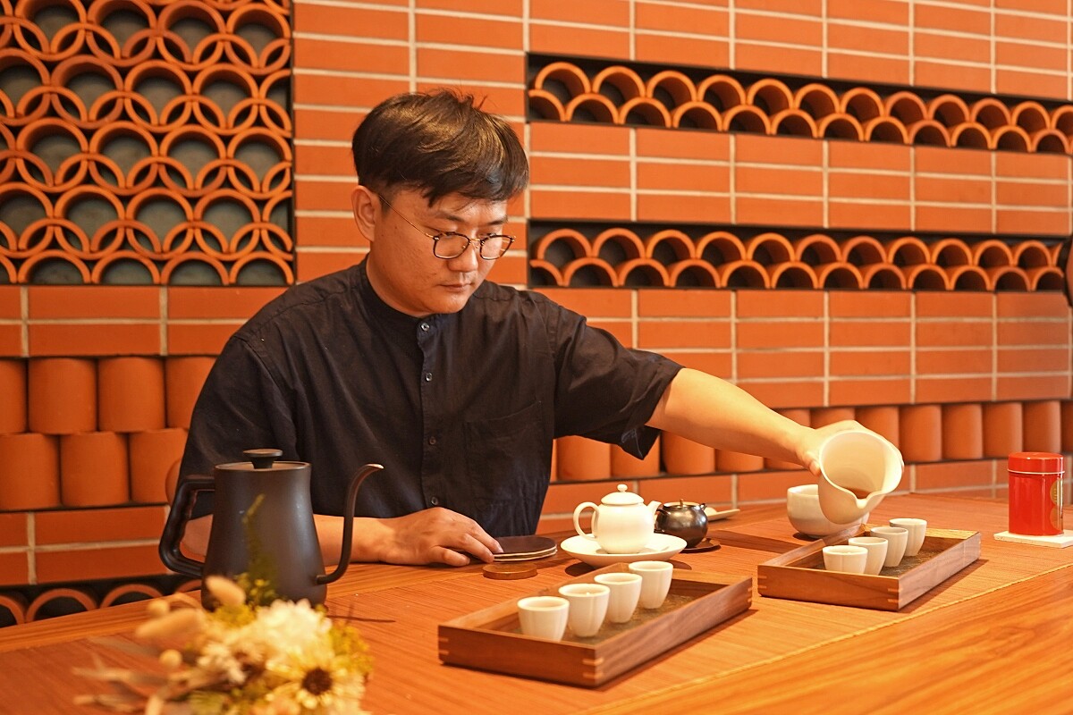 台南老字號「甲子園茶行」冠軍製茶師蘇冠杰。