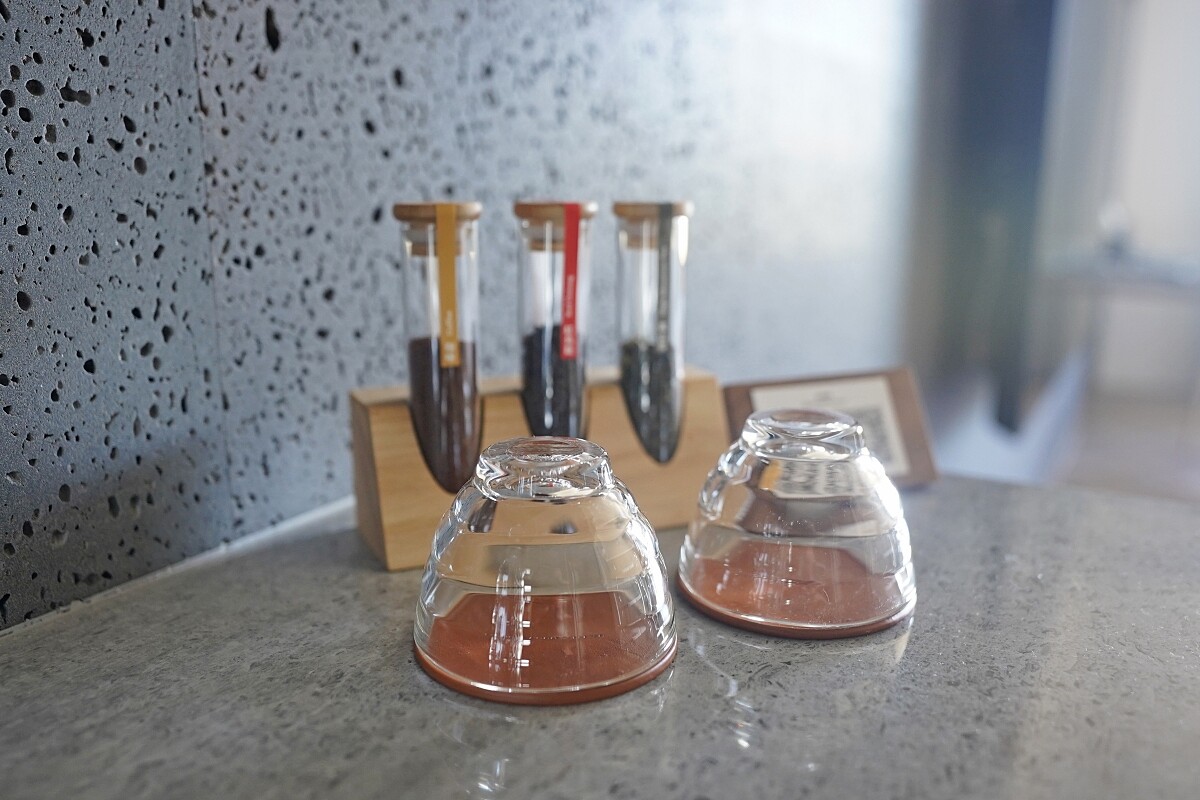 鮮磨咖啡粉、台南老字號甲子園茶行的高山茶與紅烏龍。