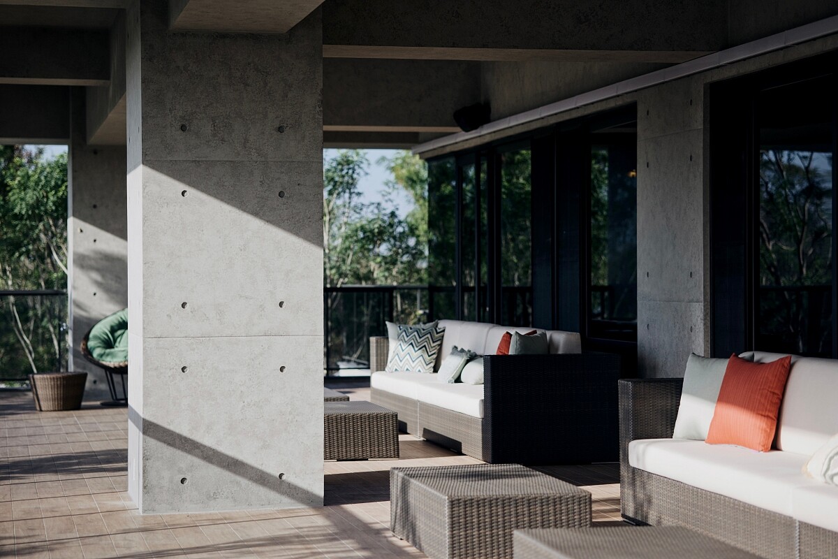 寬闊露台與多個休憩角落，能觀賞夕陽美景。