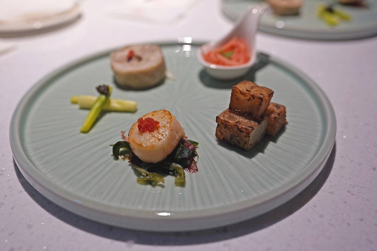 前菜冷盤「松露蘆筍／魚子醬干貝／醉雞捲／草莓木瓜絲／香煎蘿蔔糕」。