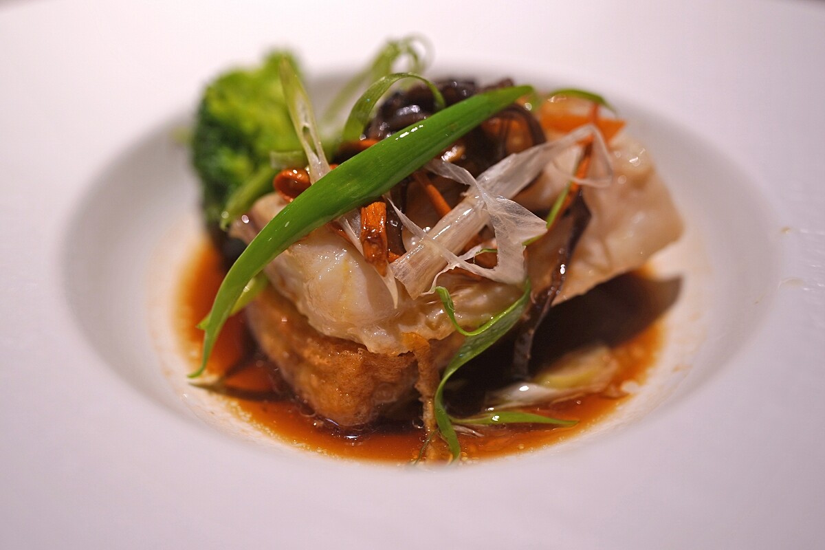 主菜「花雕古法蒸魚菲力」。