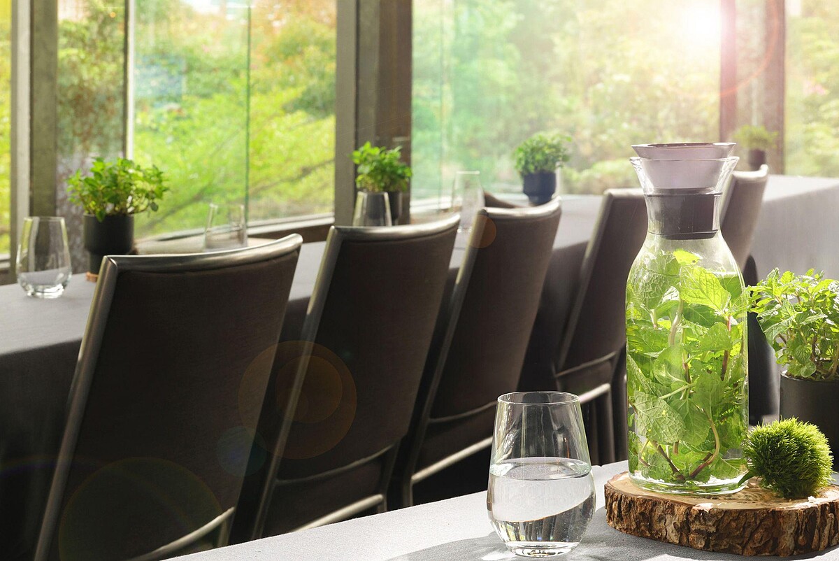 晶華引領永續未來，推出「EcoMeet永續會議」專案。在友善環境、提升與會者身心靈健康的前提下，提供無塑且無一次性用品的會場佈置、食材來源可溯的餐點、以及放鬆身心的中場活動