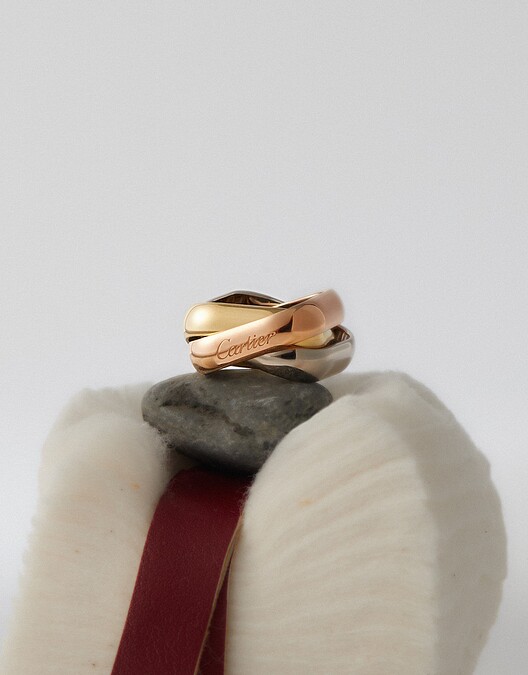 Trinity 系列枕形大型款戒指,18K白金、玫瑰金與黃金,Cartier。Photographer/Hedy Chang Editor/Kate Tu Set Designer/Sarah Liu