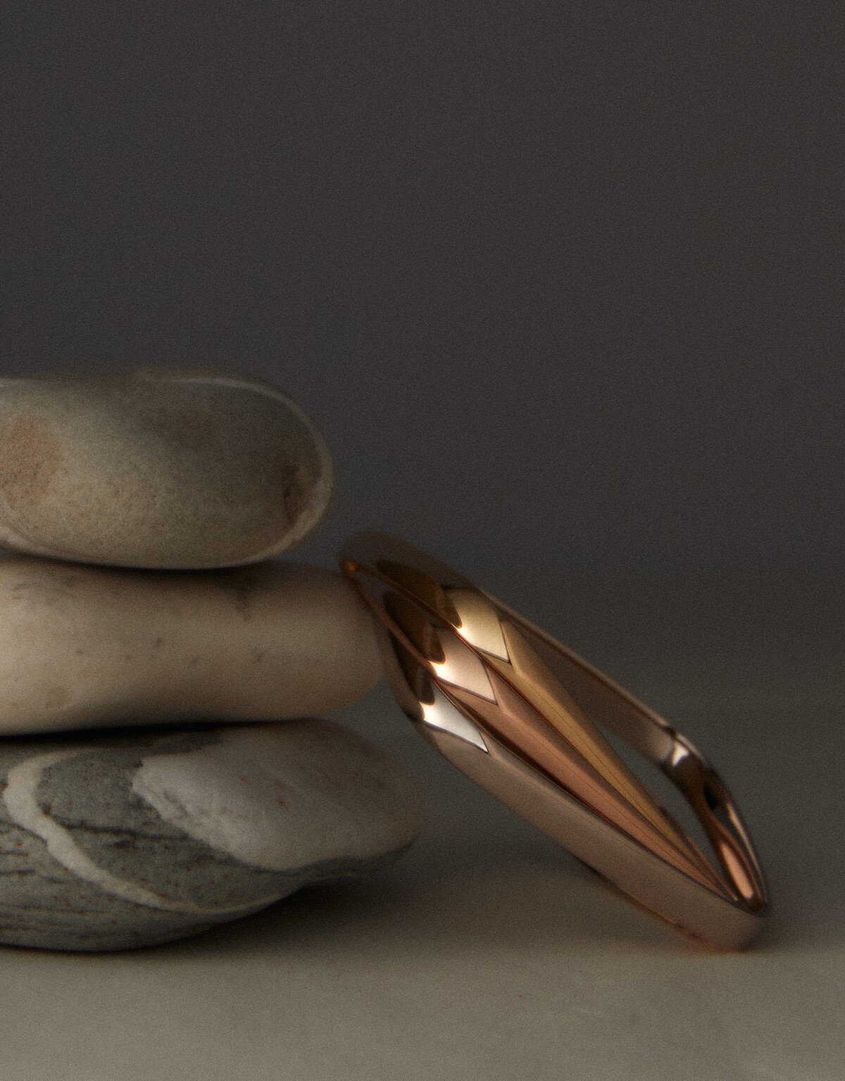 Trinity 系列枕形款手環,18K白金、玫瑰金與黃金,Cartier。Photographer/Hedy Chang Editor/Kate Tu Set Designer/Sarah Liu