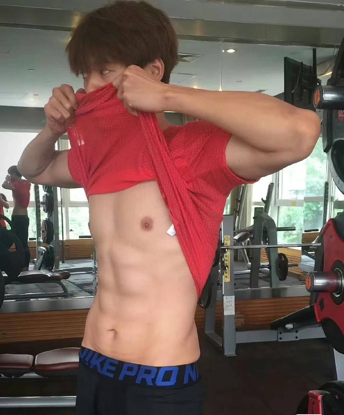 魏大勛在《我的人間煙火》爆紅前，大家熟知他的形象是綜藝咖，沒想到藏著結實好身材。