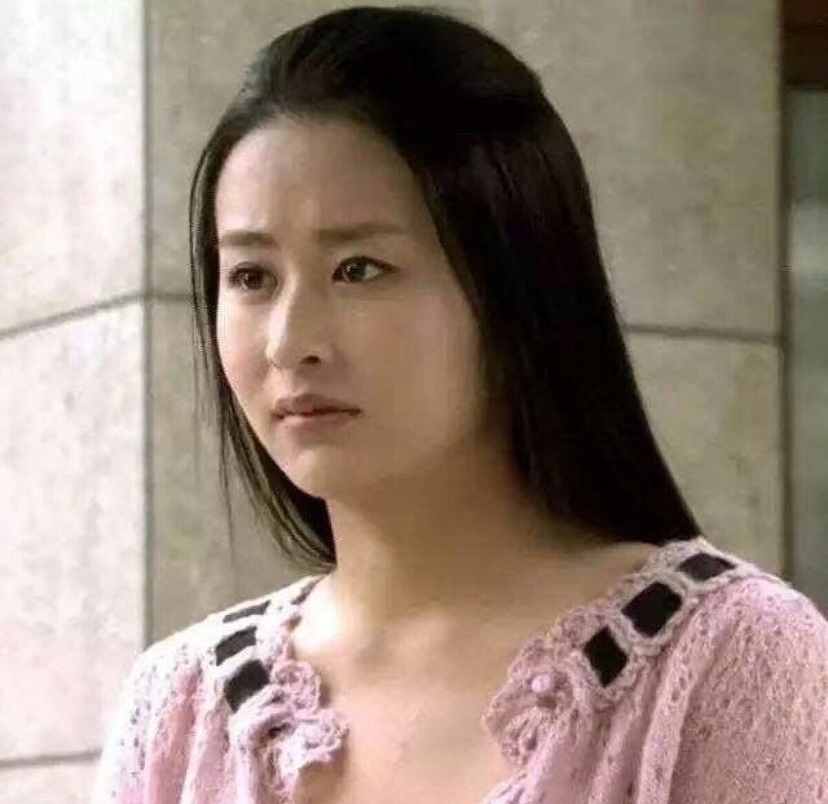 穎兒2011年拍《千山暮雪》，曾被工作人員嫌胖，播出後被觀眾狂酸。