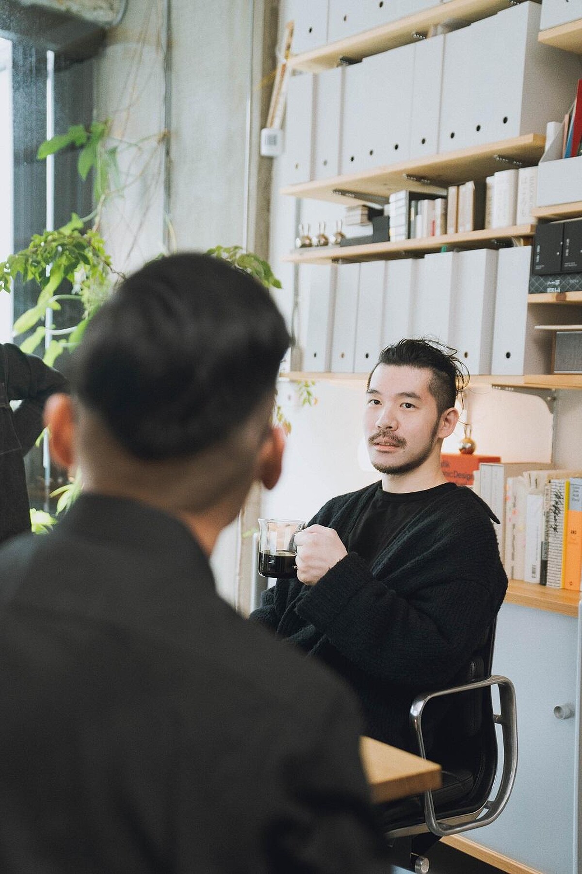 葉忠儀和陳曉唯注葉忠宜位在重本書店樓上的工作室進行多次開會討論。