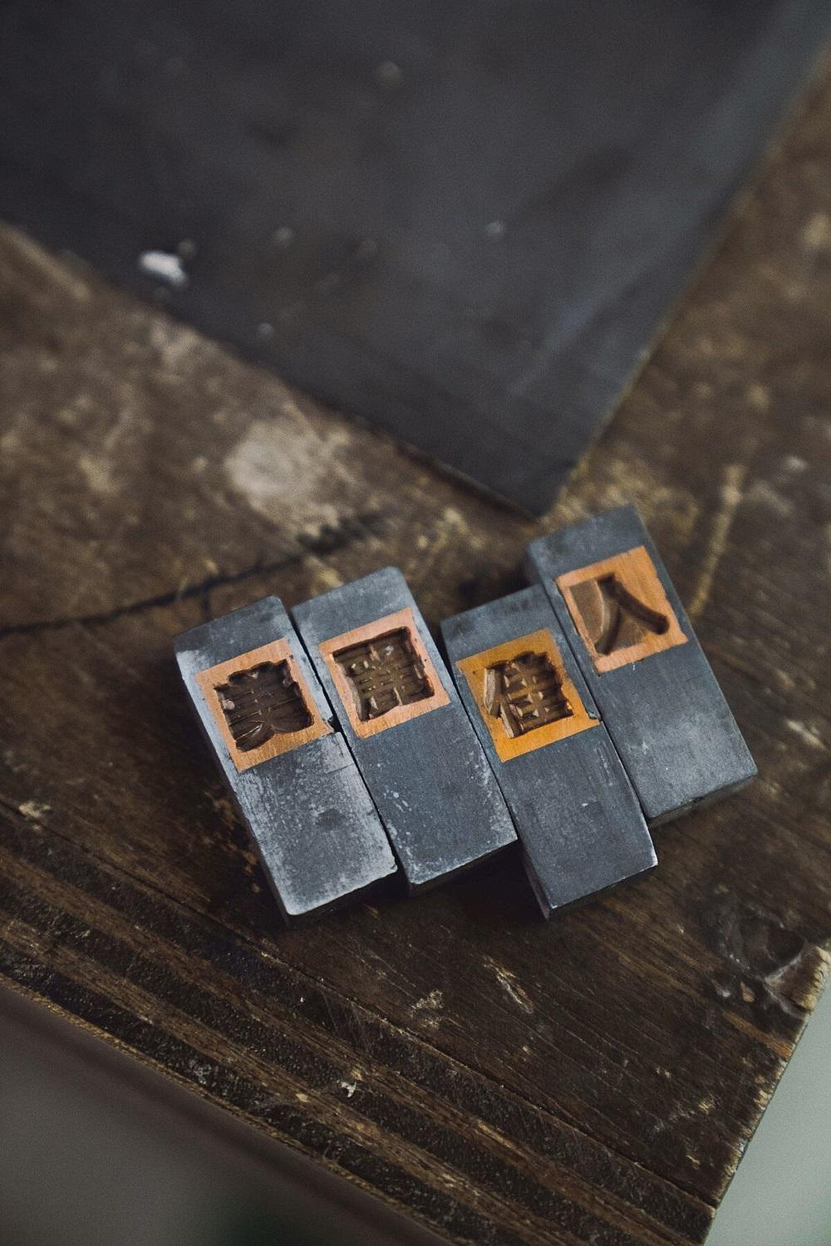 此次使用在封面設計上的美麗佳人四個字，選用的是源於日本的黑體一號，但來源不一，缺漏的字會找不同店家的東西來補，使得同一種字體有略微不統一的現象，為這一版鉛字增添樸拙古趣。