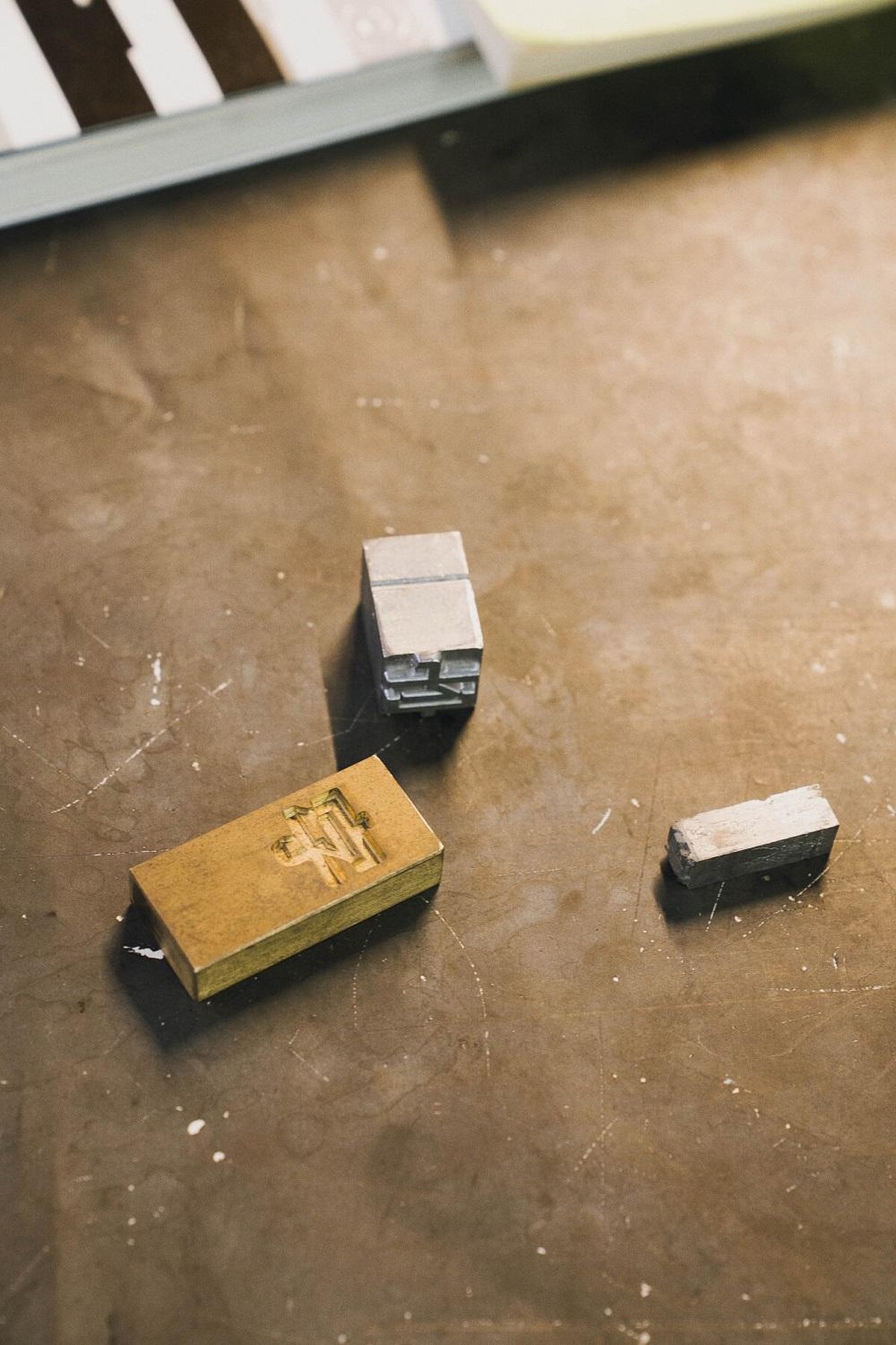 每個活字都有專屬銅版模，再以銅版模造出鉛字活版。鉛字每經一次使用，就磨損一次。