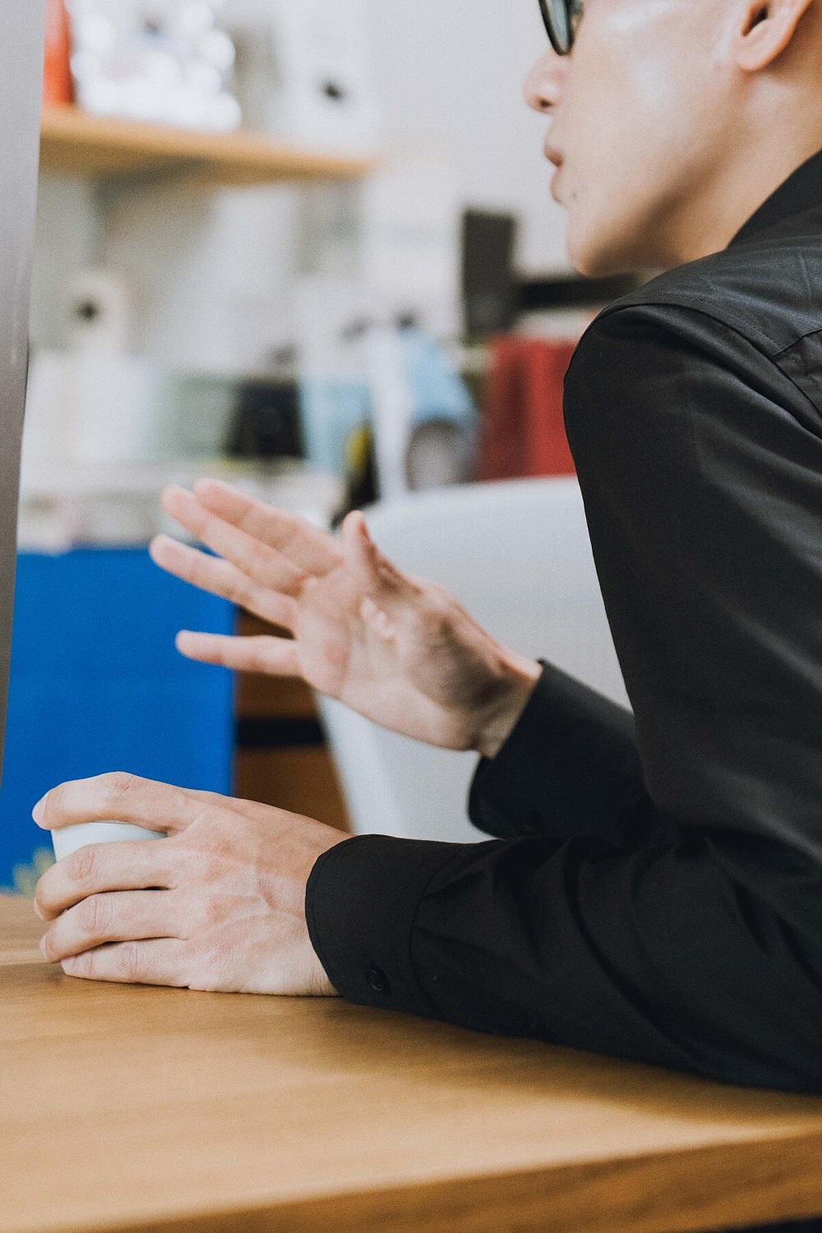 避於公眾前露面、總是將自己的真實身份藏於文字之後，細觀世界的作家陳曉唯為本期《美麗佳人》封面撰寫情詩。