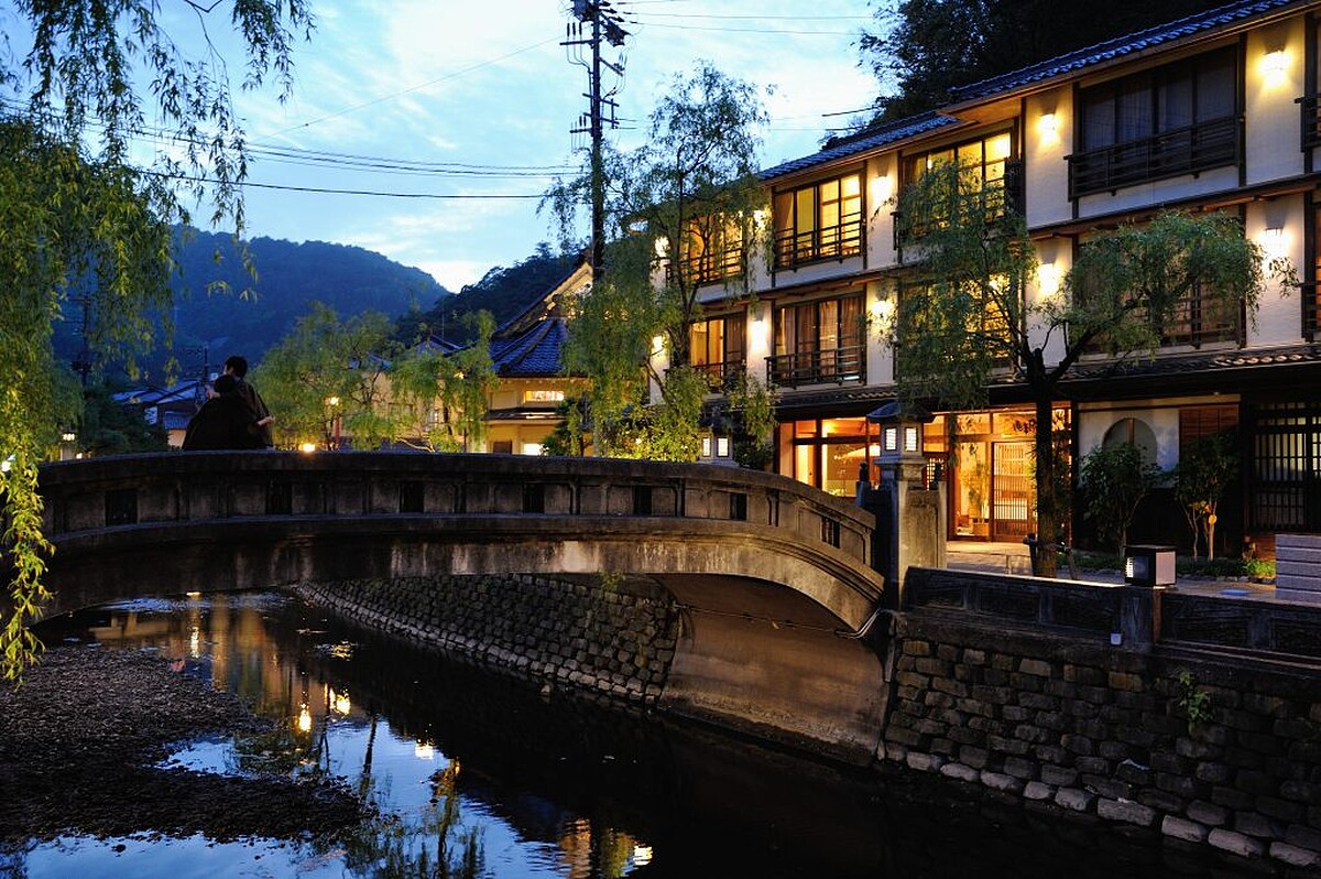 充滿文青氣息的城崎溫泉小鎮，從旅館、咖啡廳到寺廟吸引旅客造訪