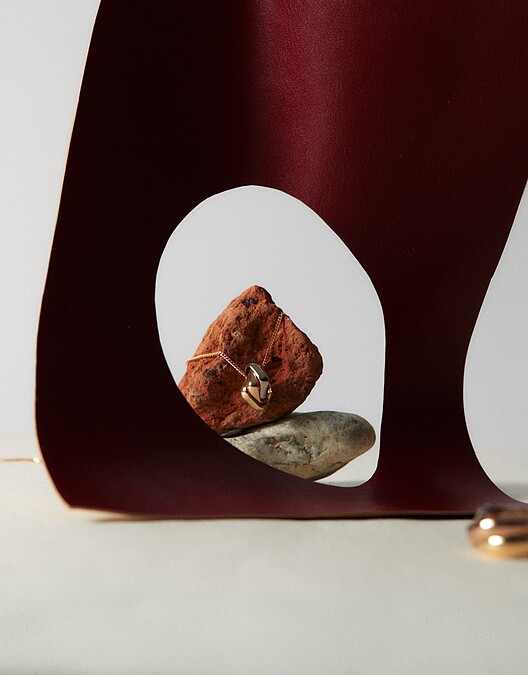 Trinity 系列枕形款項鍊,18K白金、玫瑰金與黃金;Trinity 系列超大型款戒指,18K白金、玫瑰金與黃金,both by Cartier。