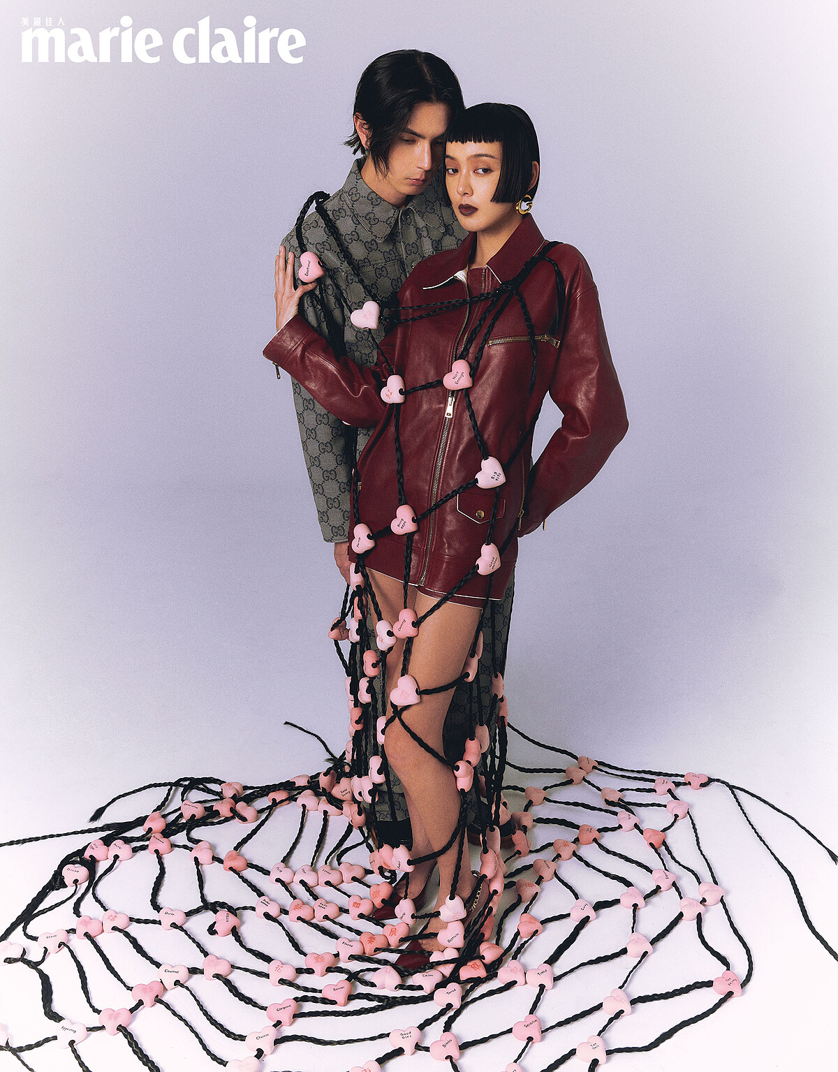 Jun／GG 灰色帆布皮夾克、 GG 灰色帆布皮褲、 Horsebit 銀扣黑色厚底鞋，all by Gucci。Kiwi／Ancora 紅色皮革機車夾克、Ancora 紅色短皮褲、紅色漆皮裸高跟鞋、G Motif Line 耳環，all by Gucci。