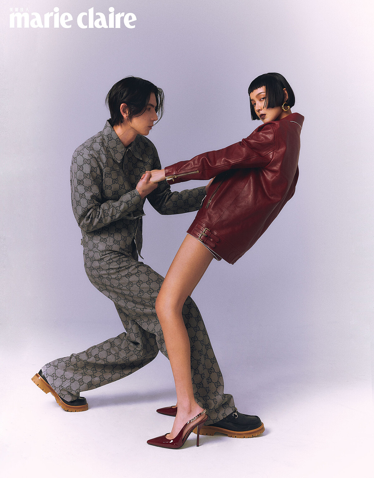 Jun／GG 灰色帆布皮夾克、 GG 灰色帆布皮褲、 Horsebit 銀扣黑色厚底鞋，all by Gucci。Kiwi／Ancora 紅色皮革機車夾克、Ancora 紅色短皮褲、紅色漆皮裸高跟鞋、G Motif Line 耳環，all by Gucci。