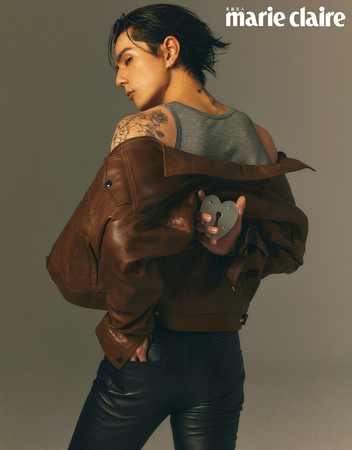 柔軟羊皮 Trucker 外套、柔軟羊皮牛仔褲、亮面牛皮格 Celine Leon 金屬鞋頭拉鍊皮靴，all by Celine Homme；灰色背心，Ferragmo。