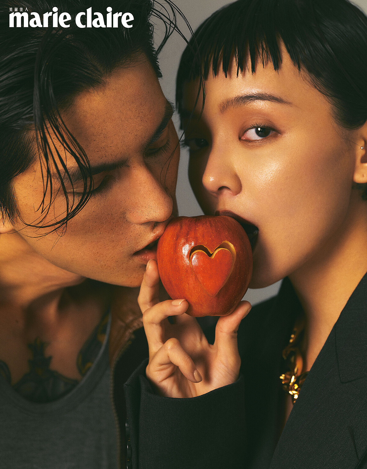 Jun／柔軟羊皮 Trucker 外套，Celine Homme；灰色背心，Ferragmo。Kiwi／中灰混羊毛長外套、白色羊絨真絲背心、Marina Chain 項鍊、Marina Chain 耳環，all by Gucci。