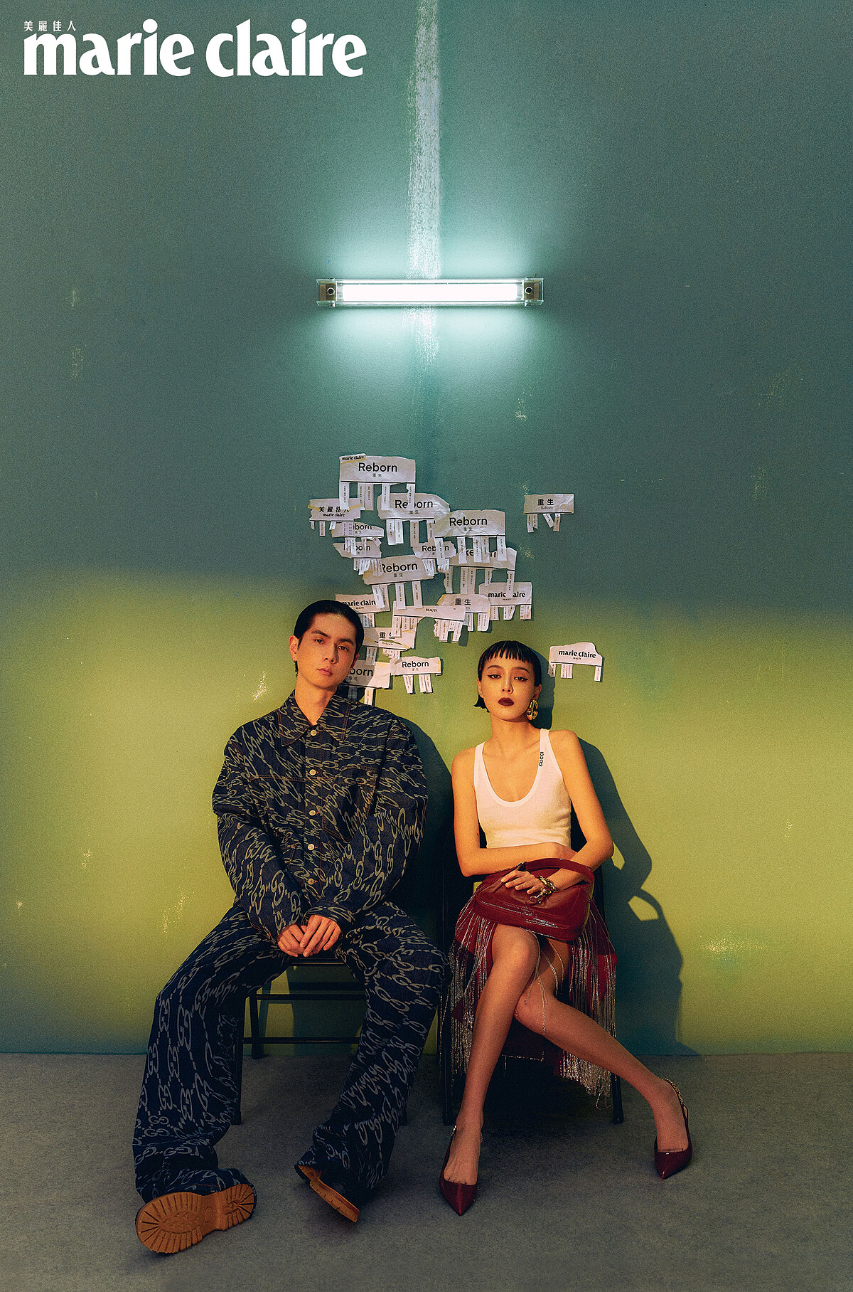 Jun／ GG 深藍色牛仔夾克、GG 深藍色牛仔長褲、Horsebit 銀扣黑色厚底鞋，all by Gucci。Kiwi ／白色羊絨真絲背心、Ancora 紅色中長裙、Marina Chain 手鍊、G Motif Line 單圈大耳環、Jackie Ancora 紅色小型肩背包，all by Gucci。