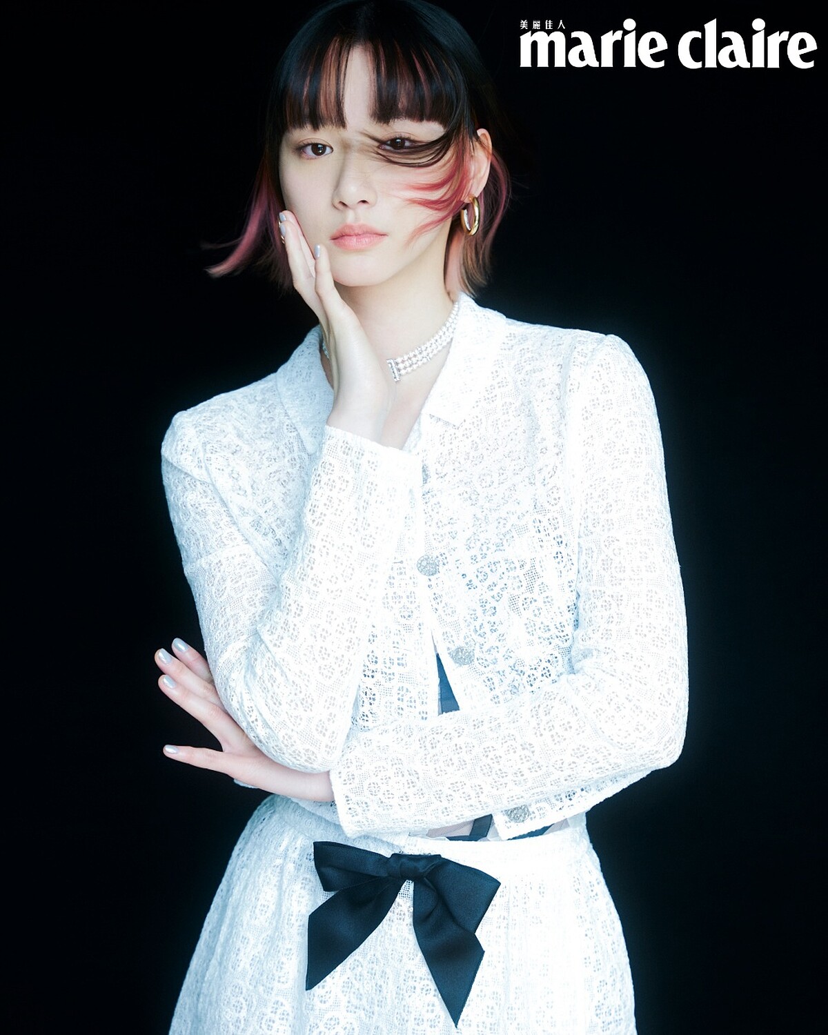 白色亮片短版外套與及膝裙、黑白透視背心上衣、香奈兒服飾珠寶配件，all by CHANEL。