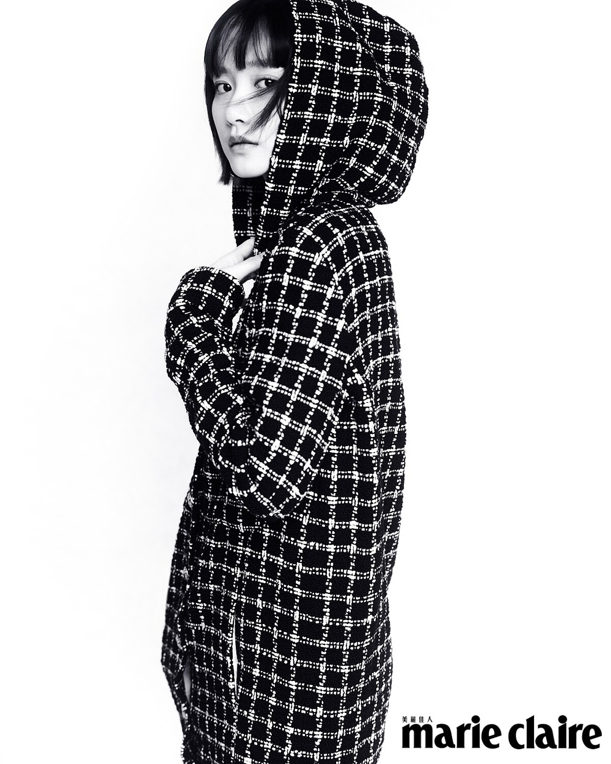 幻彩斜紋軟呢連帽洋裝、香奈兒服飾珠寶配件，all by CHANEL。