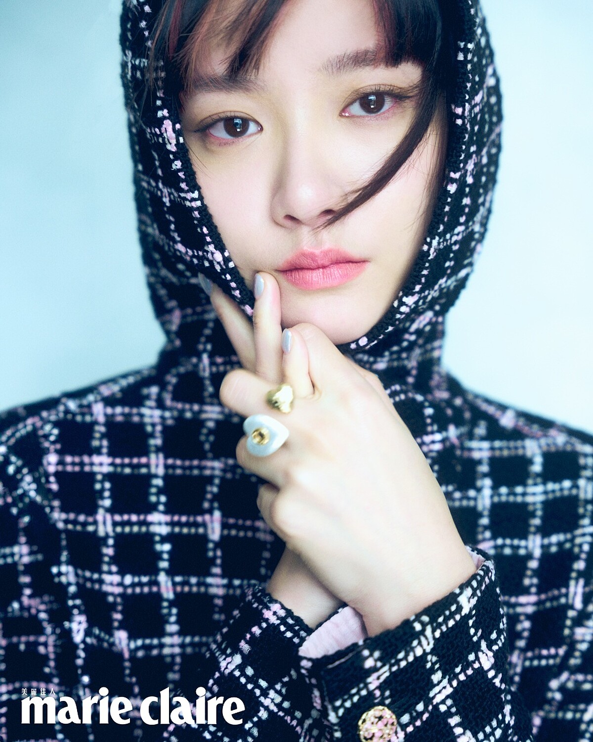 幻彩斜紋軟呢連帽洋裝、香奈兒服飾珠寶配件，all by CHANEL。