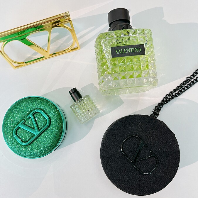 Valentino高訂氣墊粉餅手拿包(黑)、高訂VLOGO名片鏡。