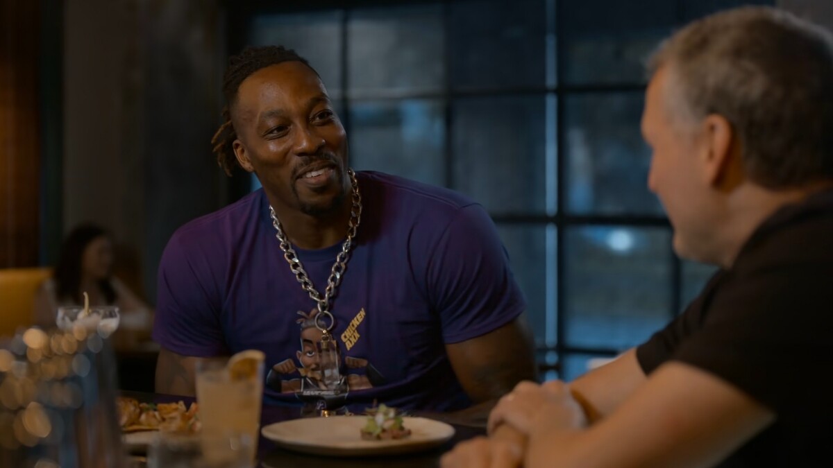 菲爾與霍華德一同前往「LONGTAIL」品嚐美食。