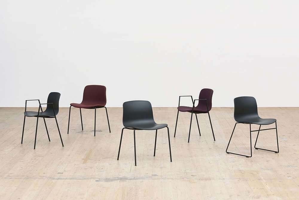 「AAC 08」椅具有彩色外殼。