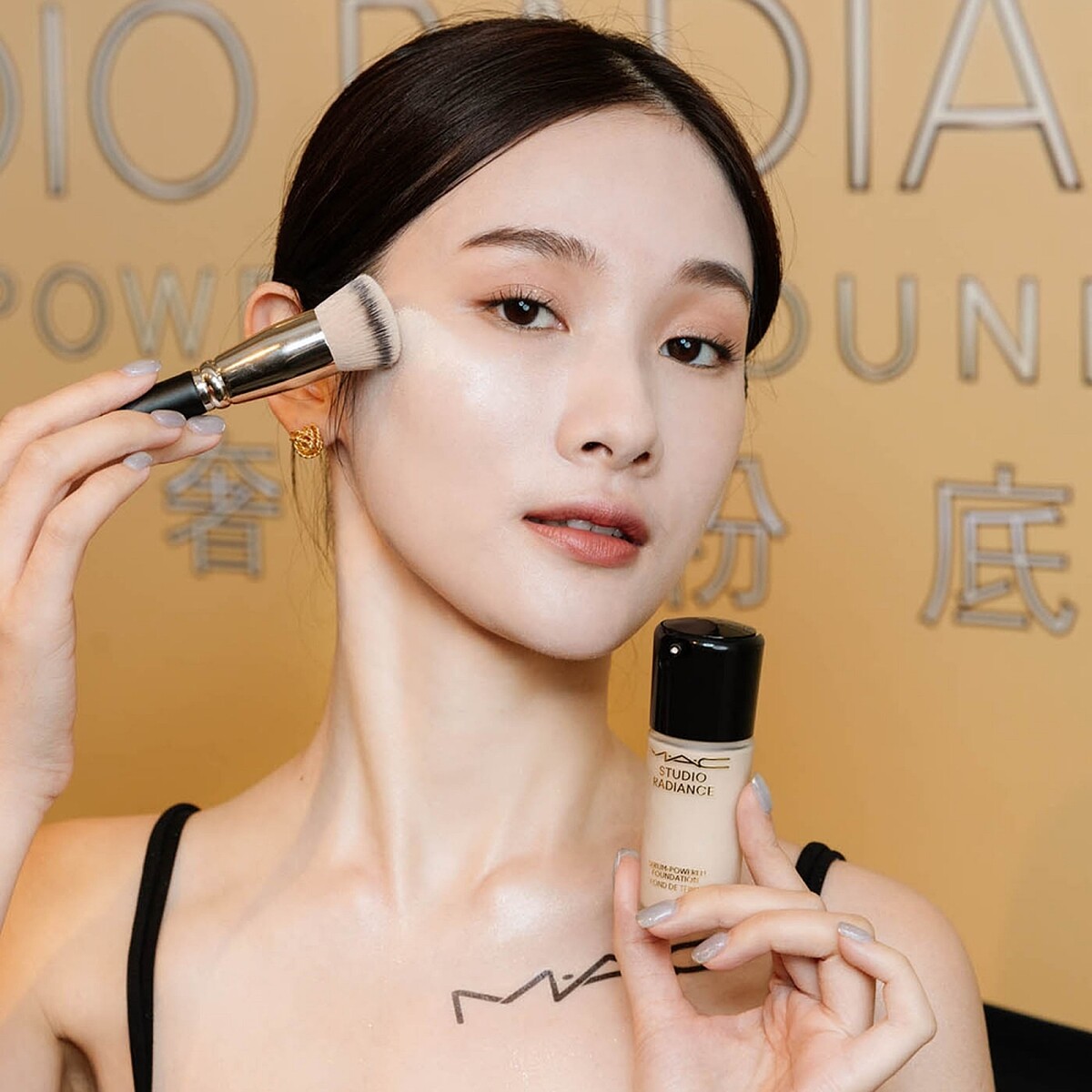 M.A.C超持妝奢緞粉底精華妝感示意。