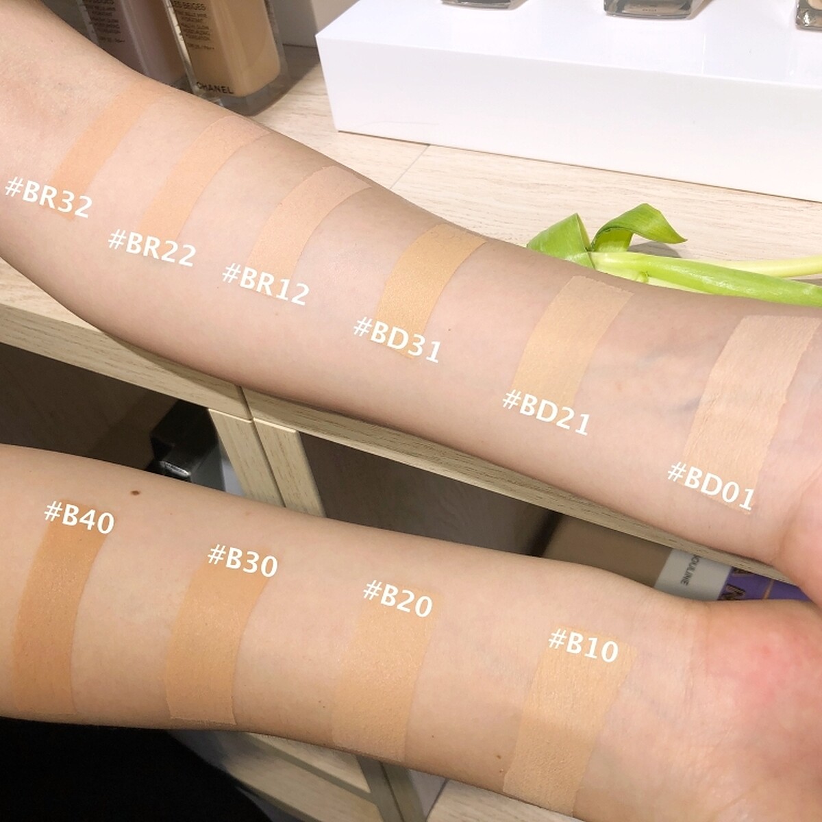 Chanel香奈兒恆潤裸光水慕絲粉底SPF25/PA++手部試色。