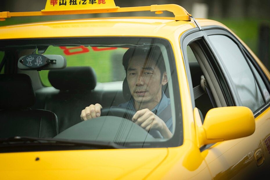 李李仁飾演華麗計程車行的司機阿信
