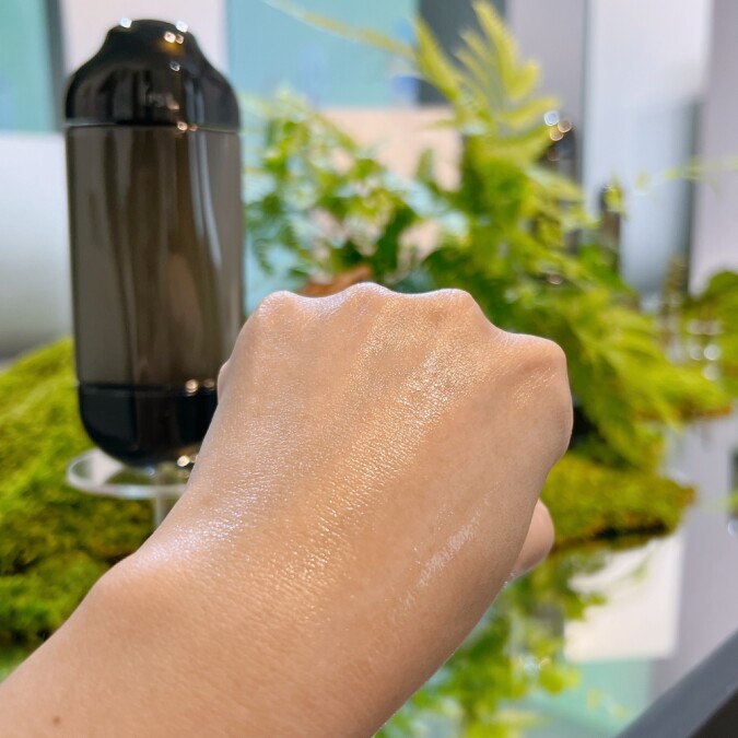 IPSA極境新生修護精華露質地。