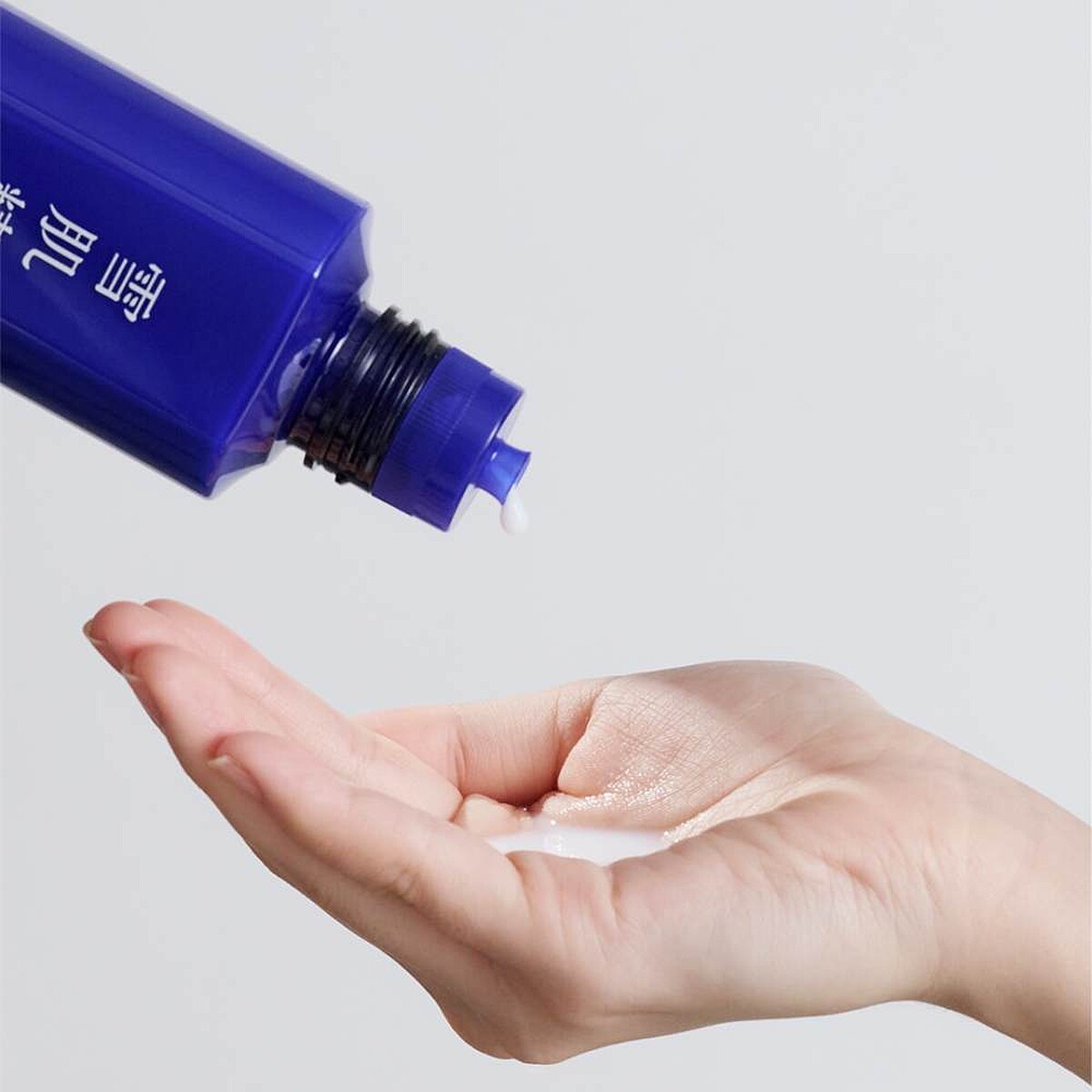 KOSE高絲雪肌精澄白薏透露質地。