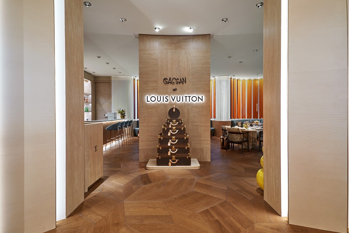 入口以路易威登經典行李箱構築堆疊而呈金字塔陳列。