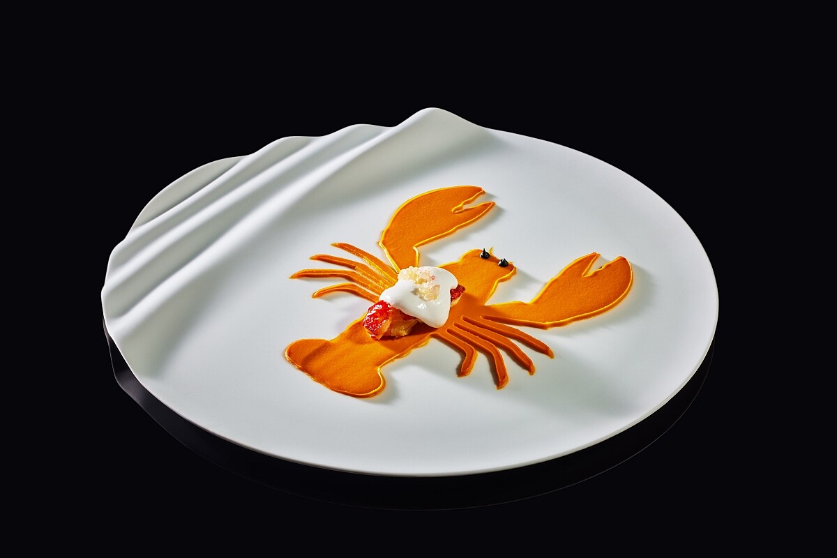 泰式風味龍蝦,擺盤配色也呼應空間設計。