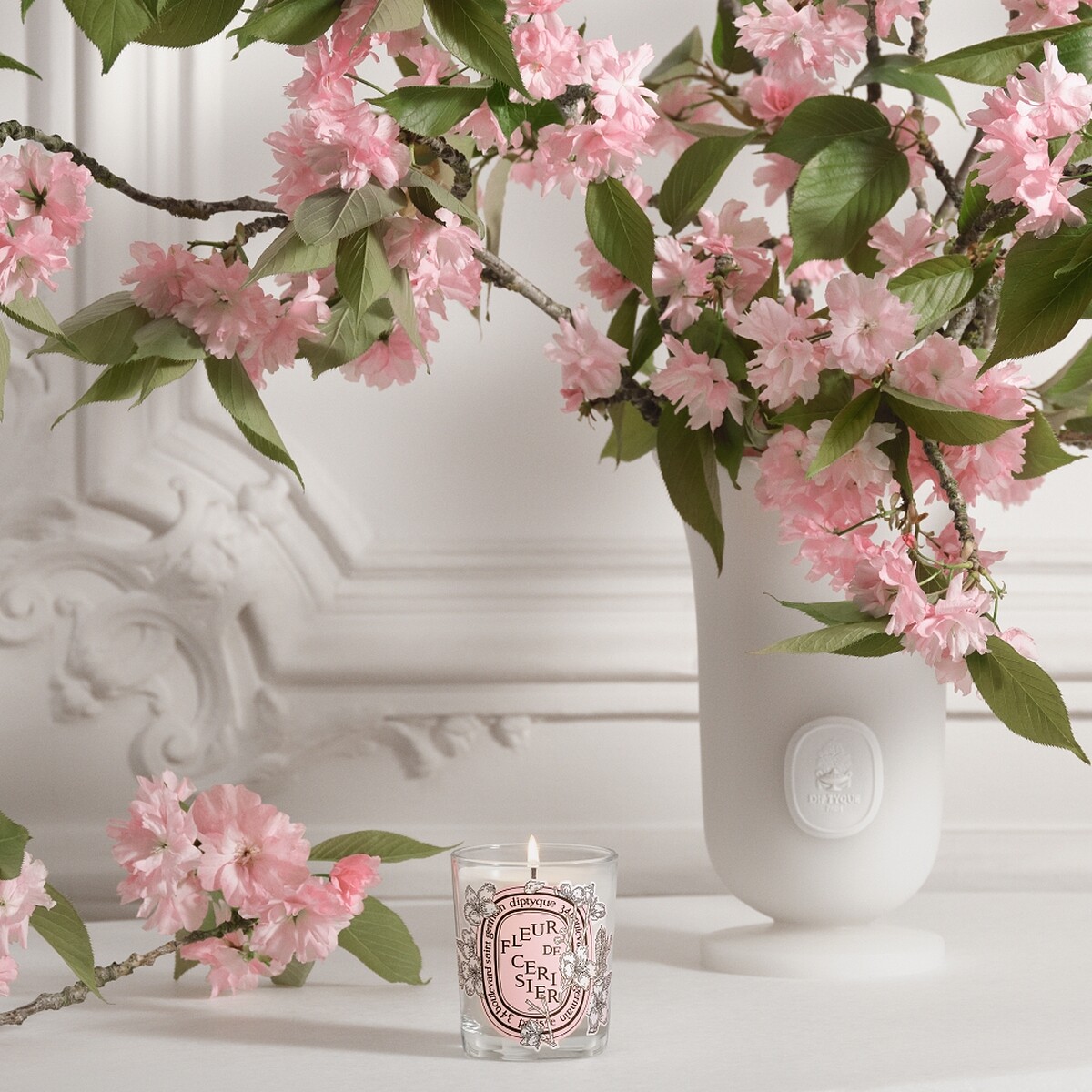Diptyque 2024限量櫻花香氛蠟燭情境圖。