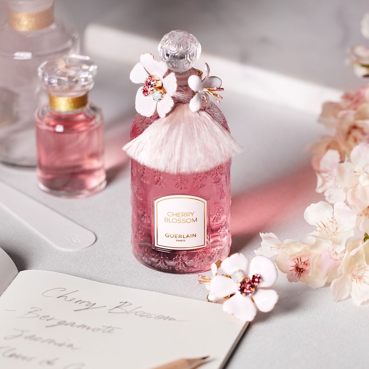 嬌蘭花冠粉櫻淡香水珠櫻流蘇蜂印瓶工藝情境圖。