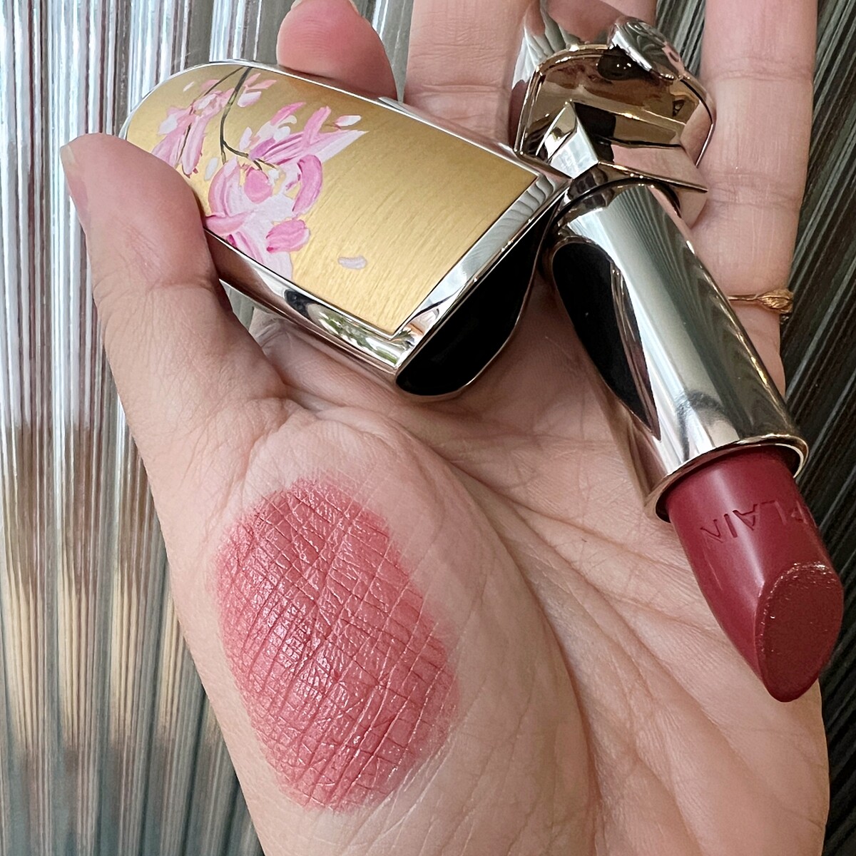 嬌蘭紅寶之吻高訂唇膏N&deg;69(月見粉櫻限定版) NT1,250。紅寶之吻高訂唇膏彩殼(月見粉櫻限定版)，NT1,350