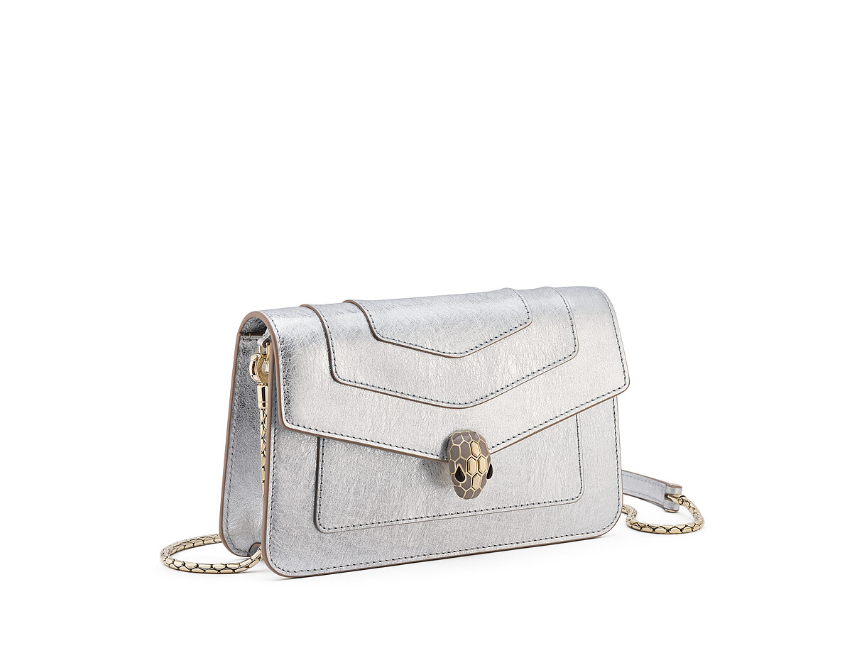 BVLGARI Serpenti Forever 銀色紋理小牛皮鏈帶皮夾,價格店洽。