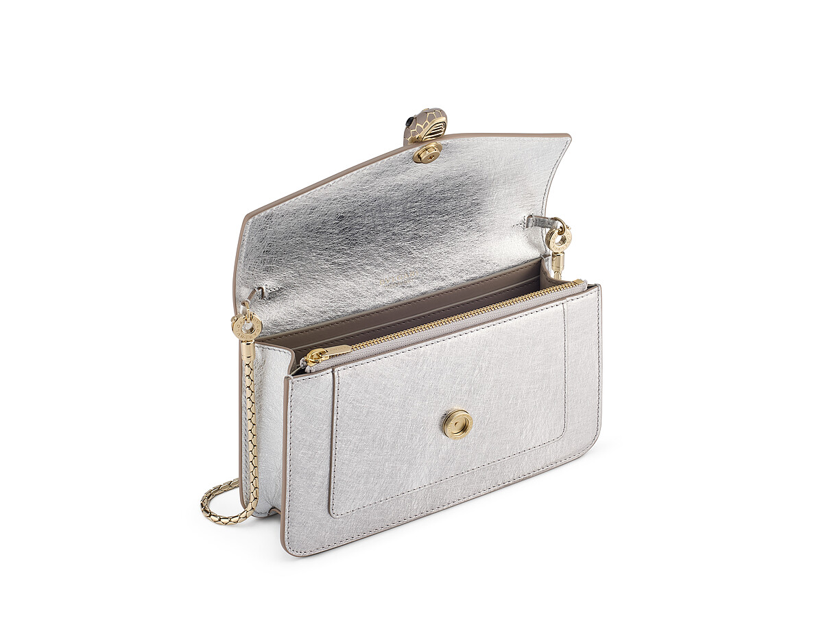 BVLGARI Serpenti Forever 銀色紋理小牛皮鏈帶皮夾,價格店洽。