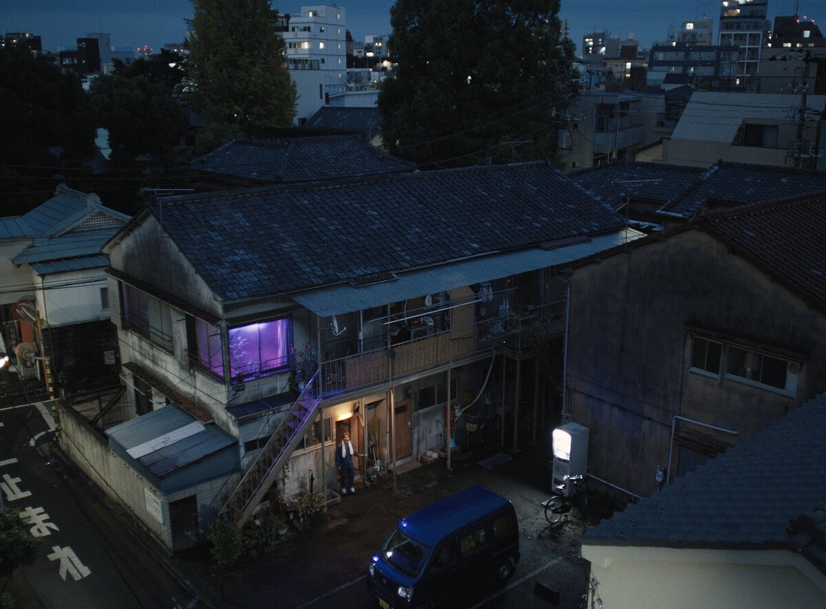 役所廣司在《我的完美日常》片中每天一早出門習慣仰望天空