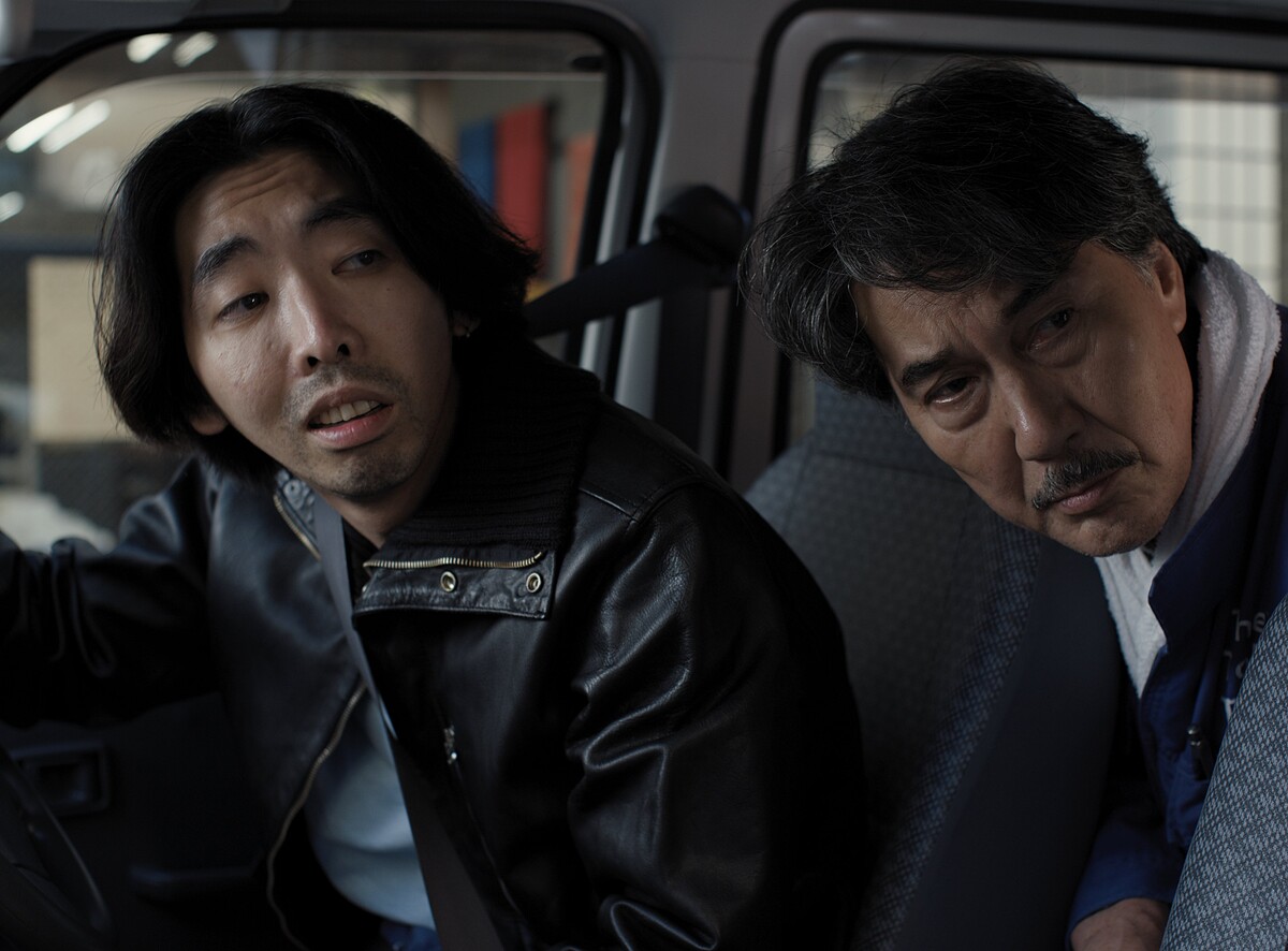 柄本時生(左)在《我的完美日常》片中飾演役所廣司的清潔員同事